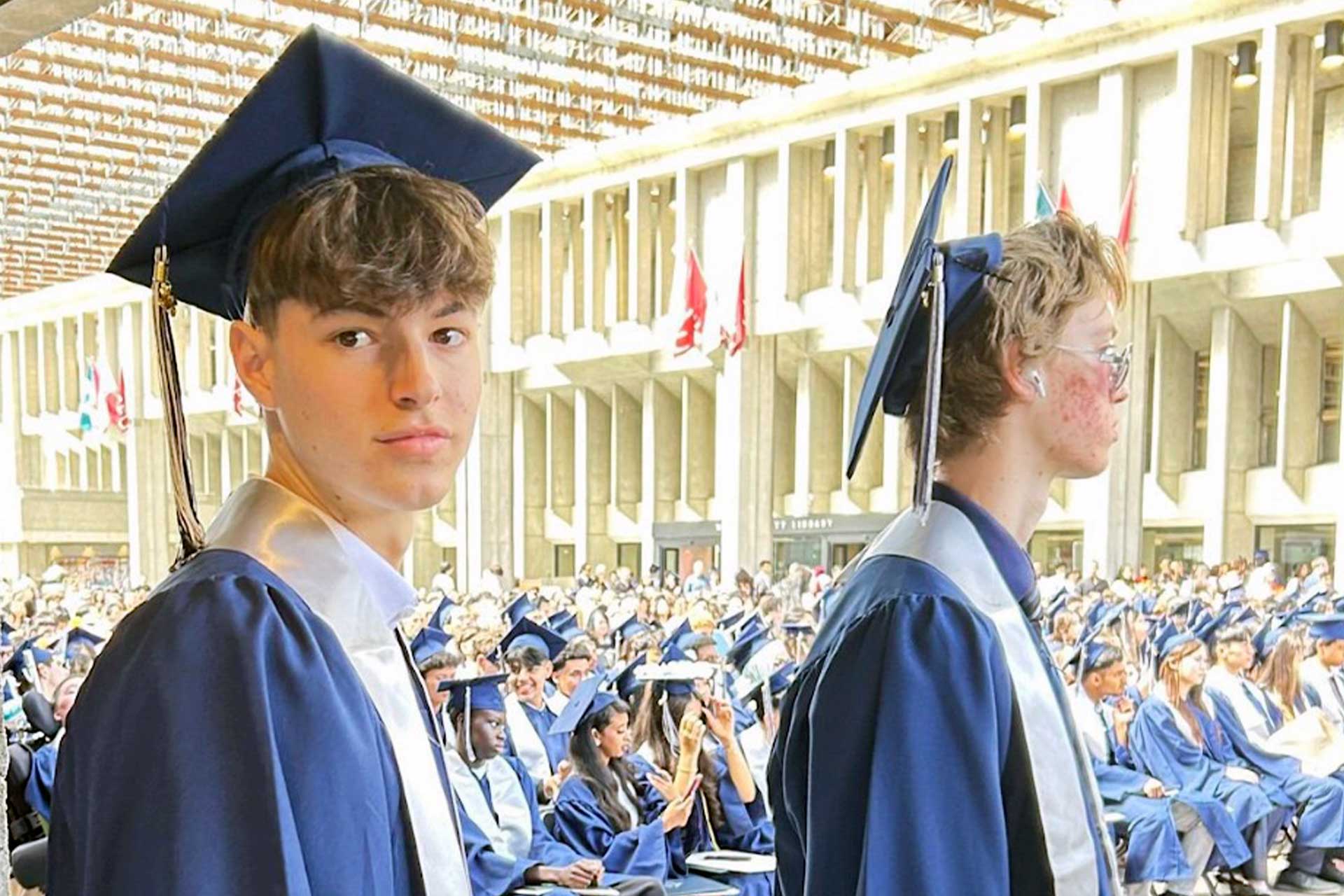 Studenti in toga e tocco alla cerimonia di diploma