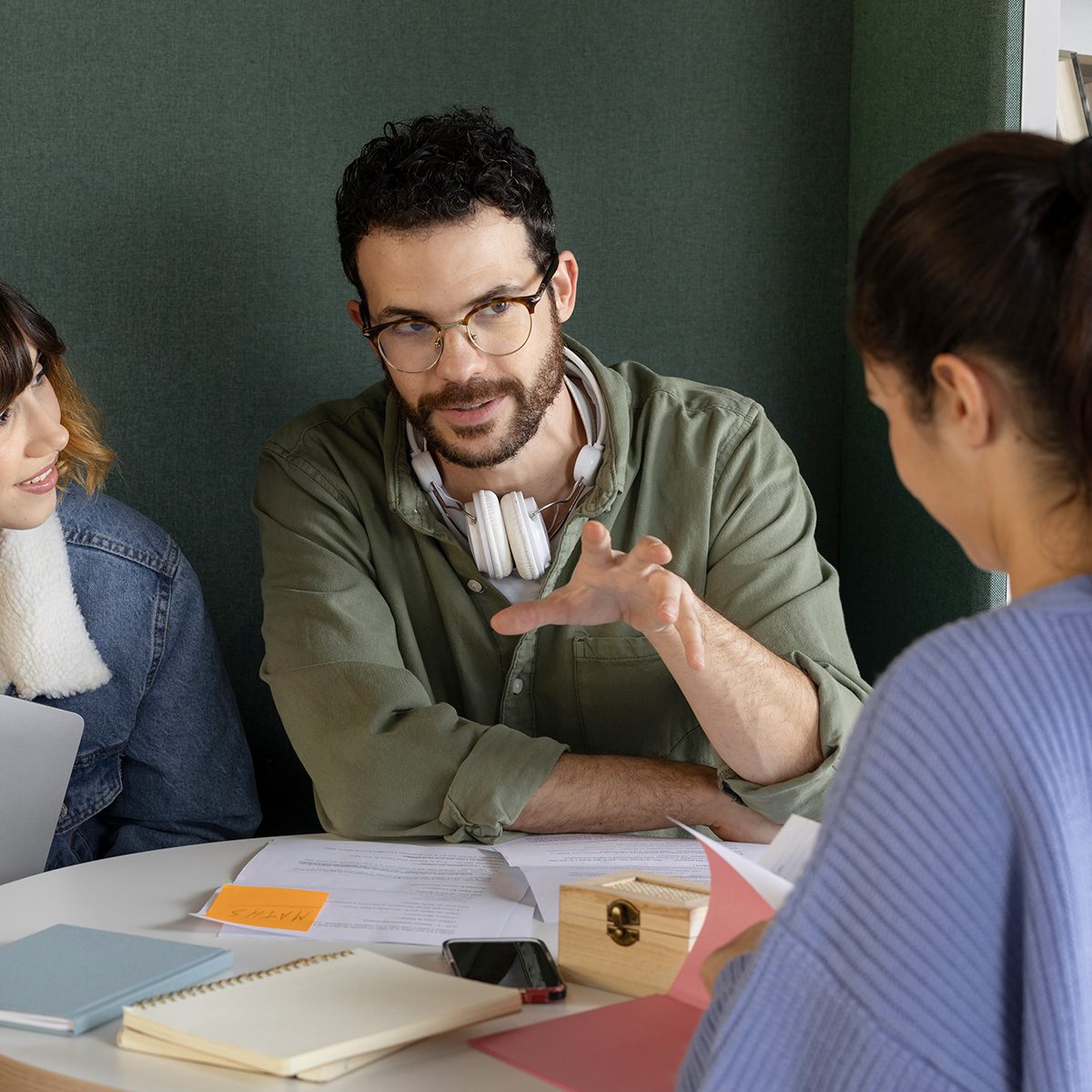 Un consulente Empowering Students a colloquio con gli studenti