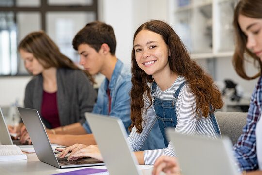 Studentessa al lavoro in classe con il laptop