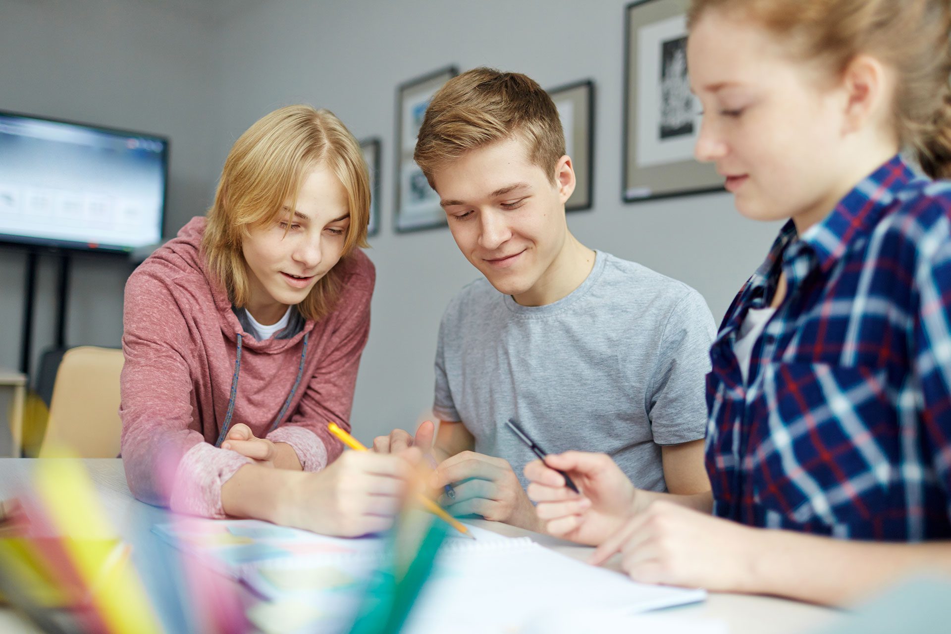 Studenti che collaborano a un progetto di gruppo