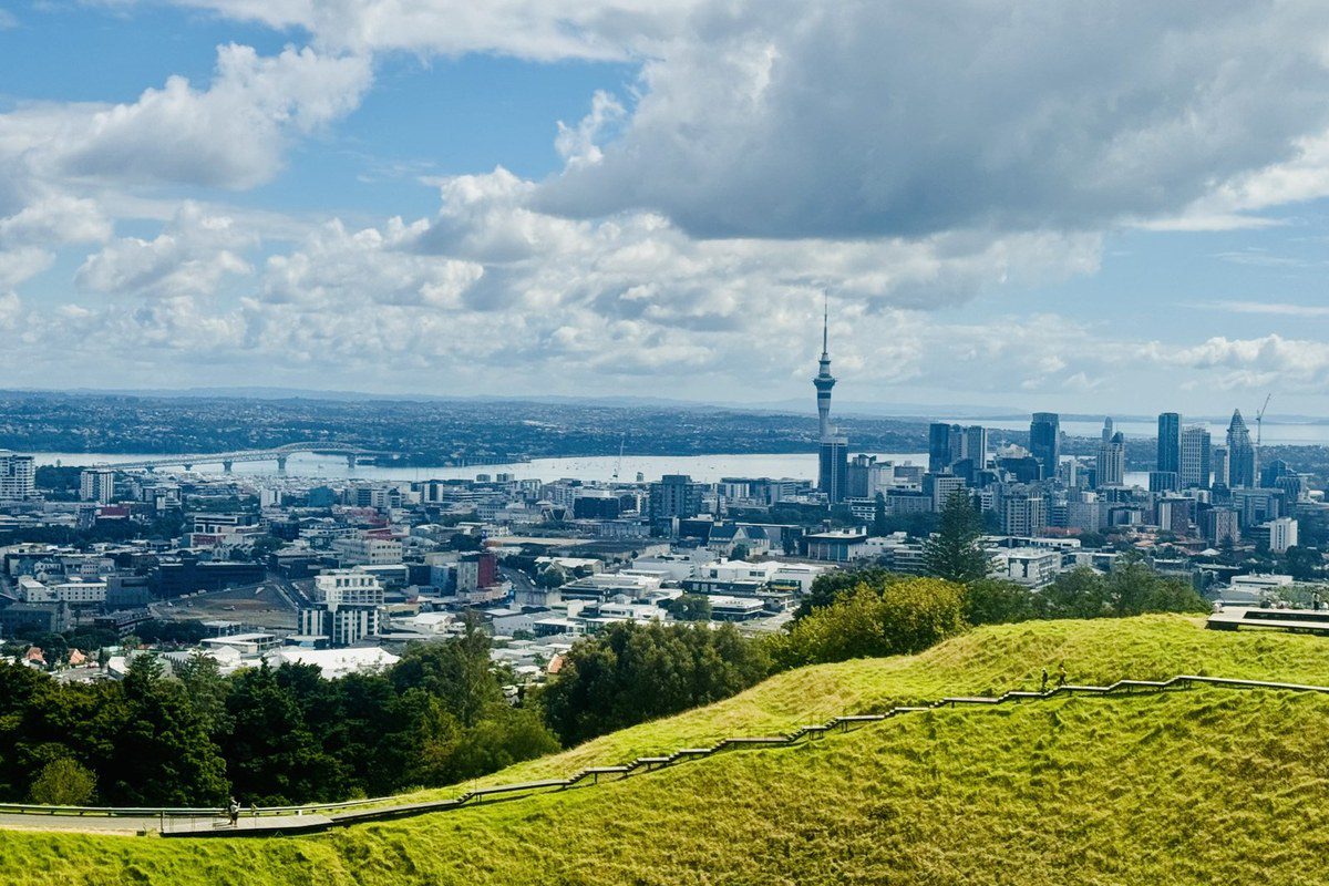 La vista su Auckland e la Sky Tower dal Mount Eden