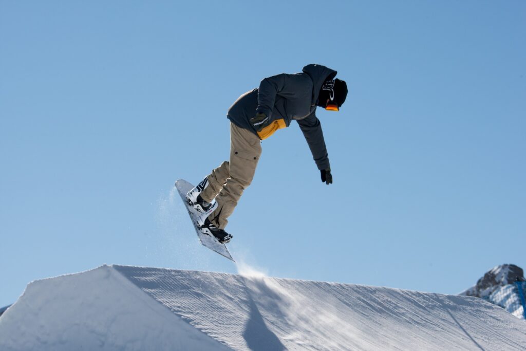 Snowboarder in azione su un pendio innevato