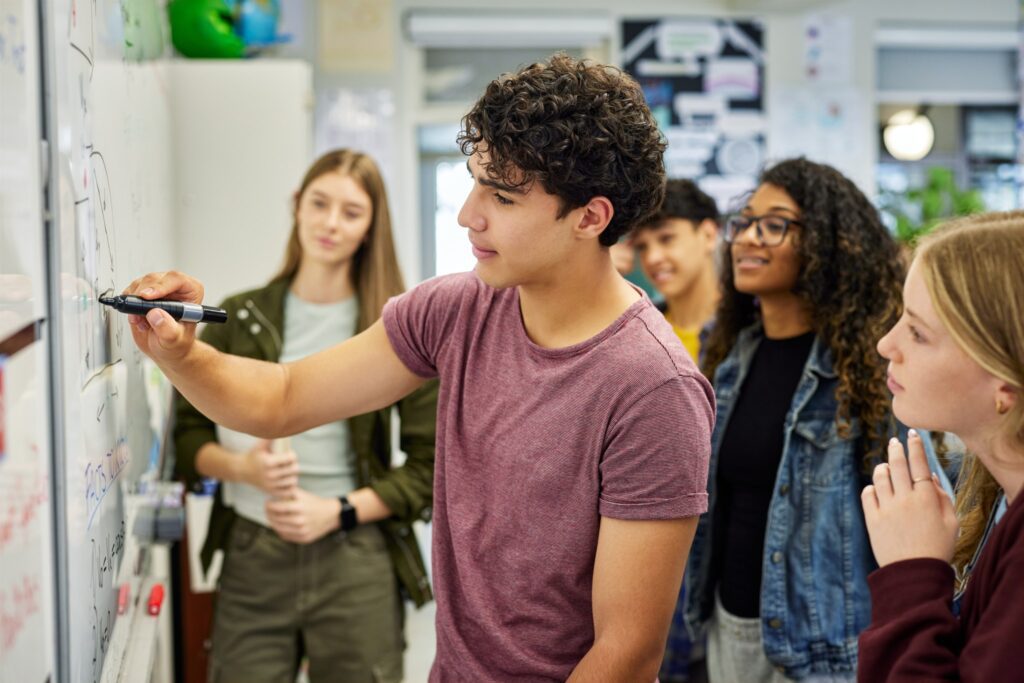 Genitori e studente al lavoro sulla scelta della scuola