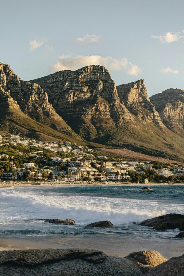 La spiaggia di Camps Bay ai piedi della catena dei Dodici Apostoli