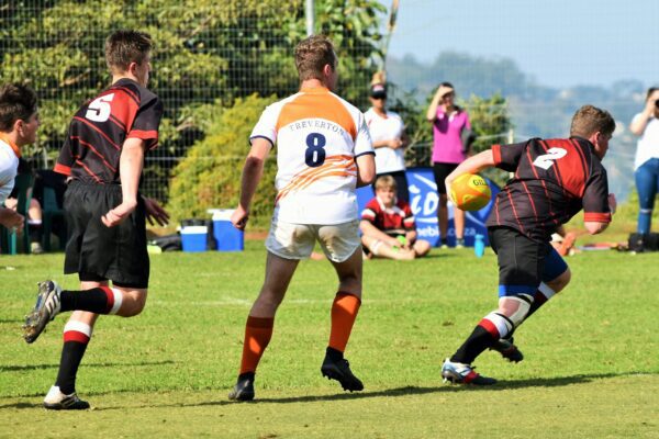 Ragazzi in azione durante una partita di rugby scolastico