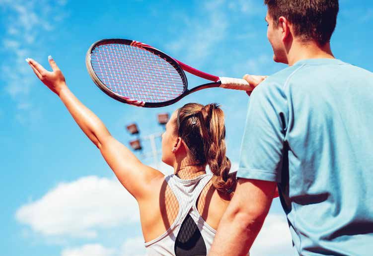 Ragazzi giocano a tennis in estate