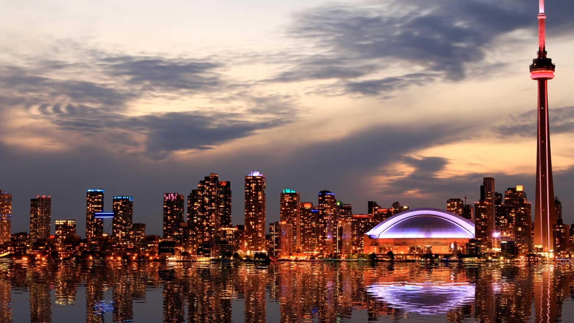 Skyline di Toronto con la CN Tower al tramonto, Canada