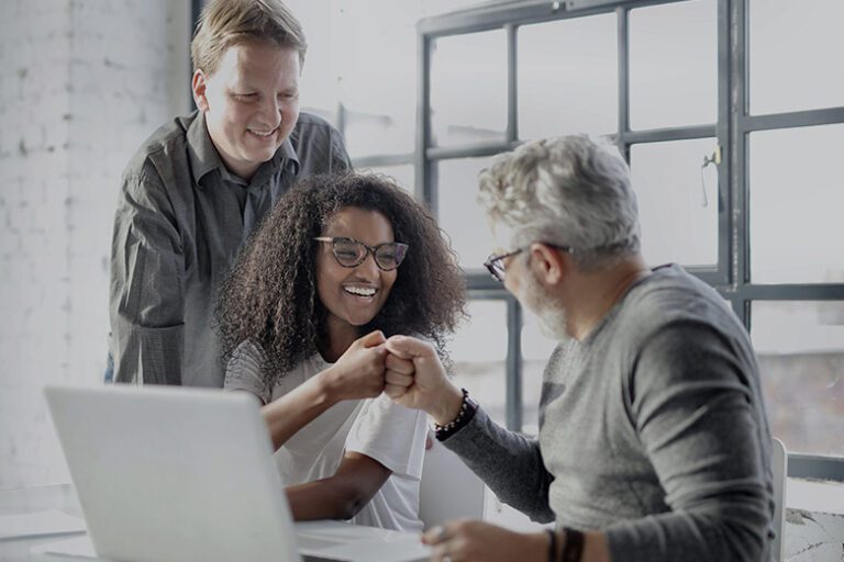 Un advisor Empowering Students lavora con i genitori alla scelta della scuola