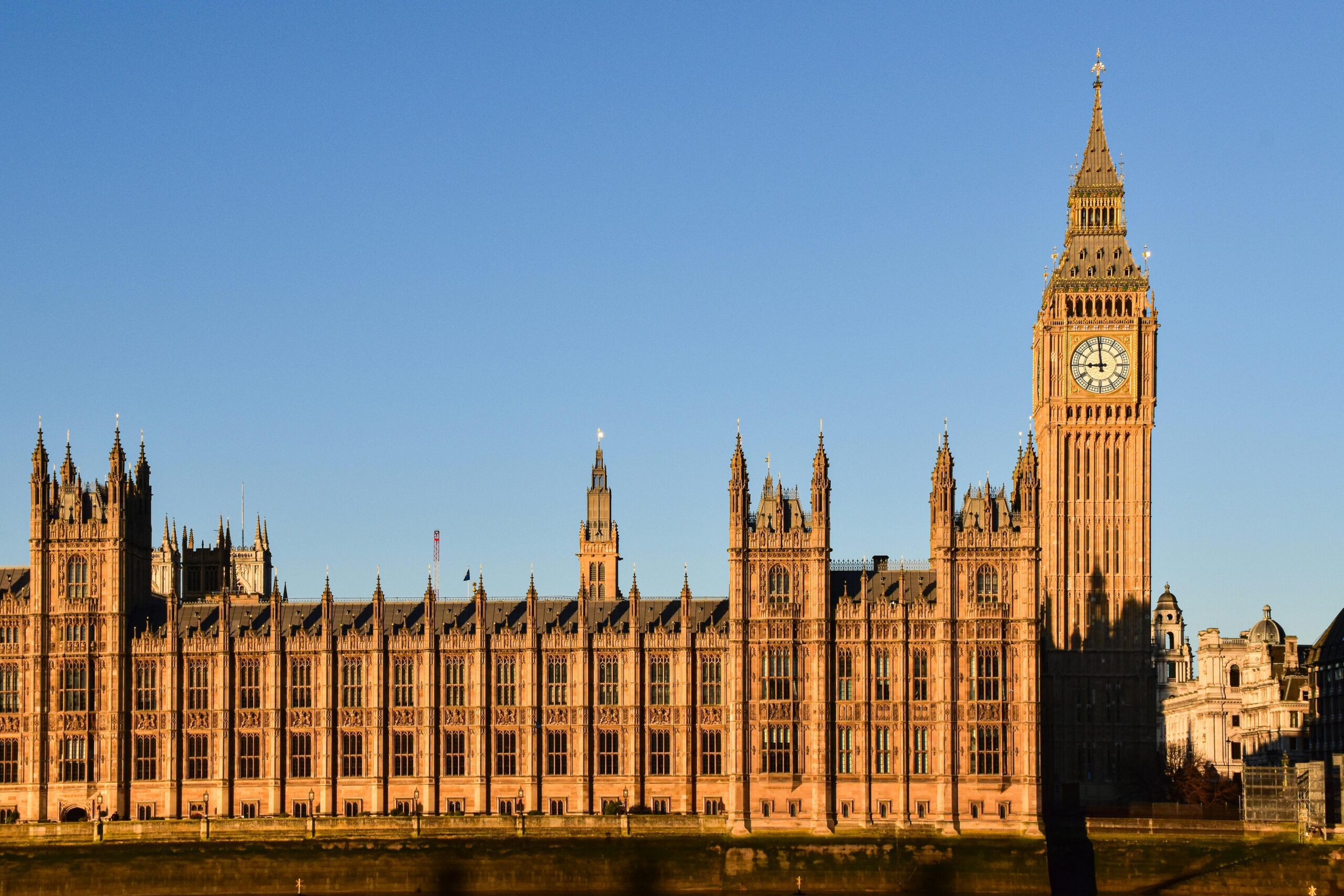 Il palazzo di Westminster e il Big Ben sul Tamigi, a Londra