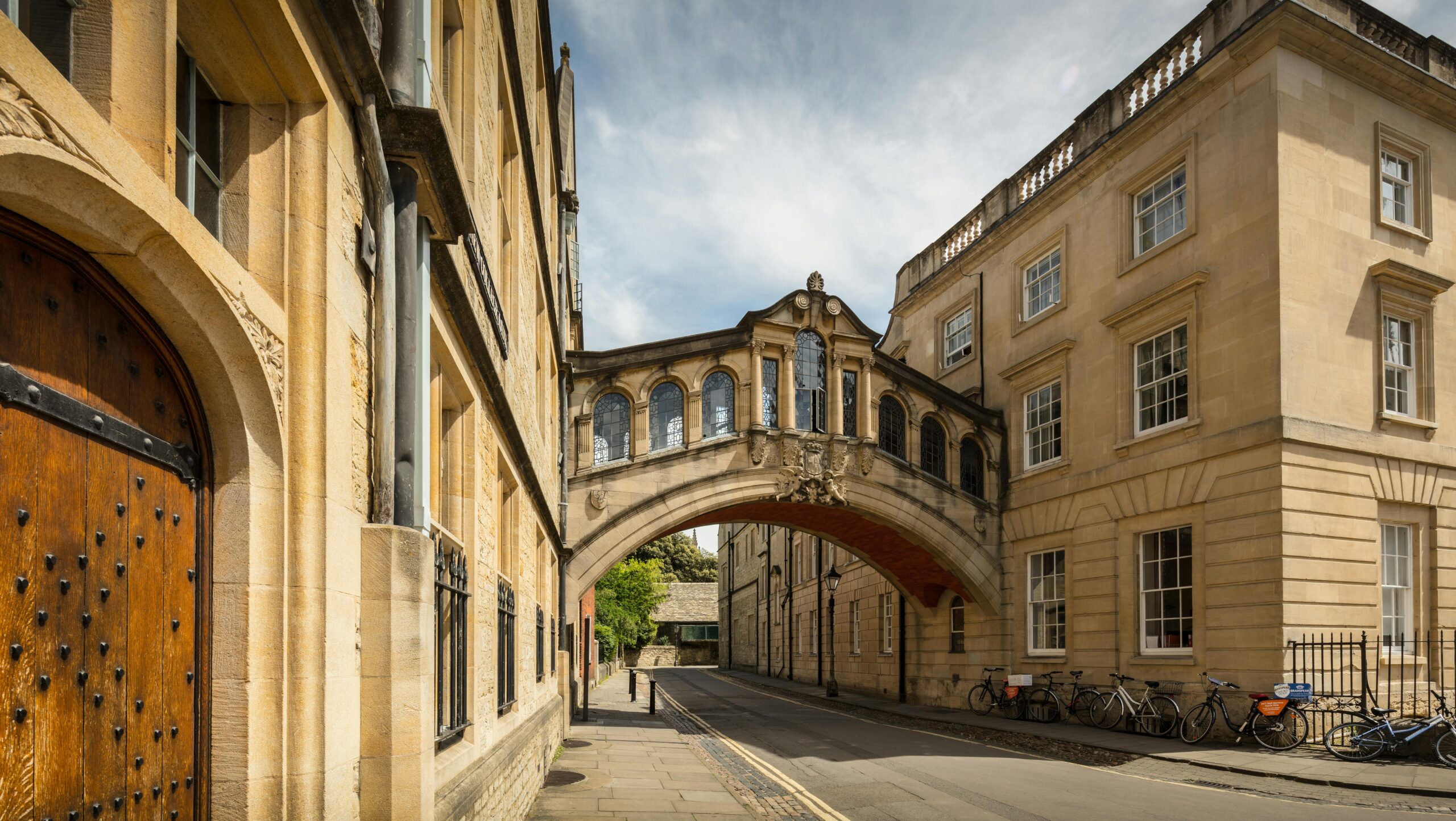 Il Bridge of Sighs tra gli edifici storici dell'università di Oxford