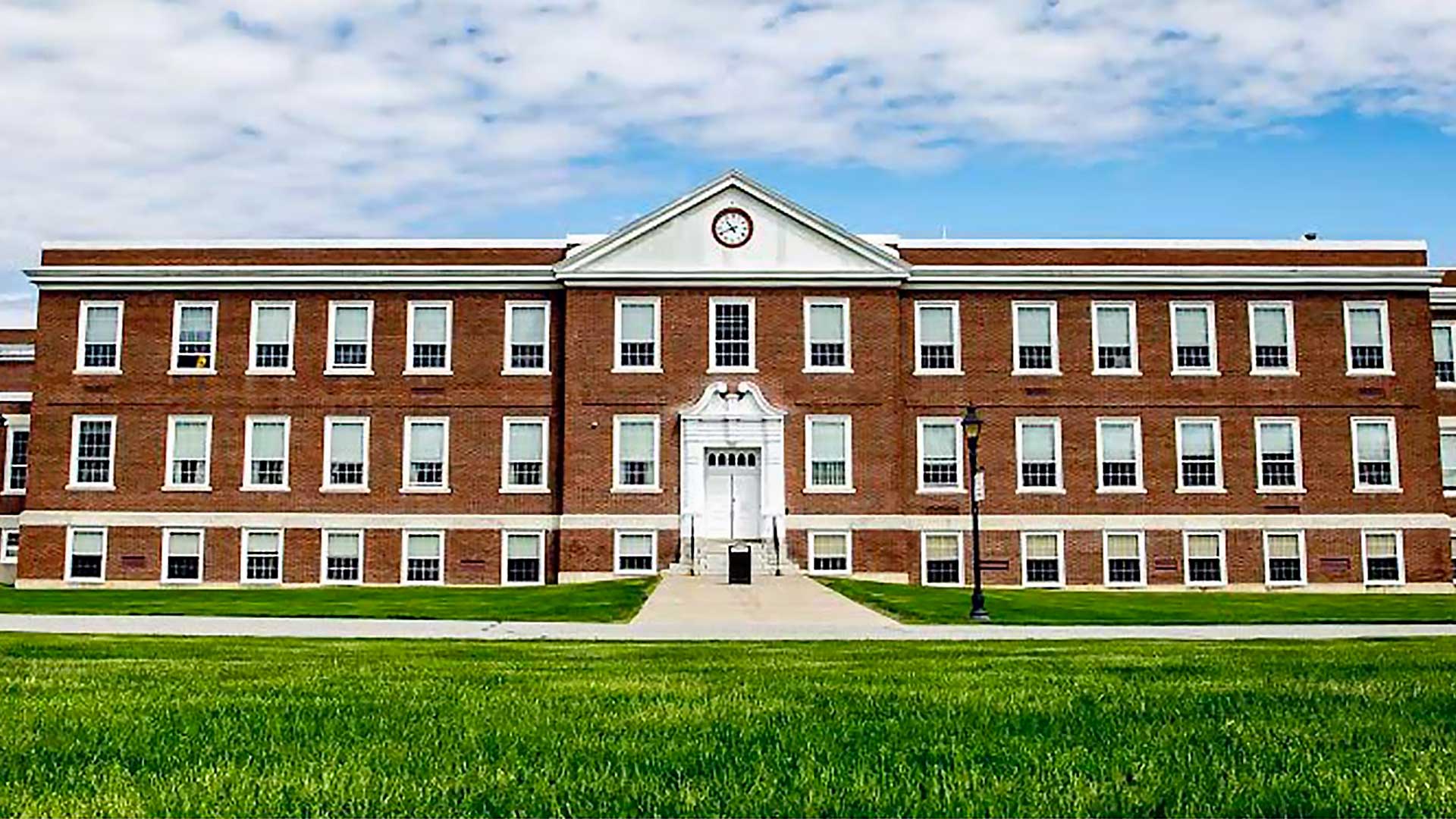 Edificio in mattoni di una high school americana