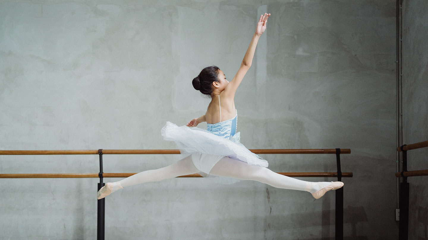 Giovane ballerina classica a lezione di danza durante un summer camp estivo all'estero